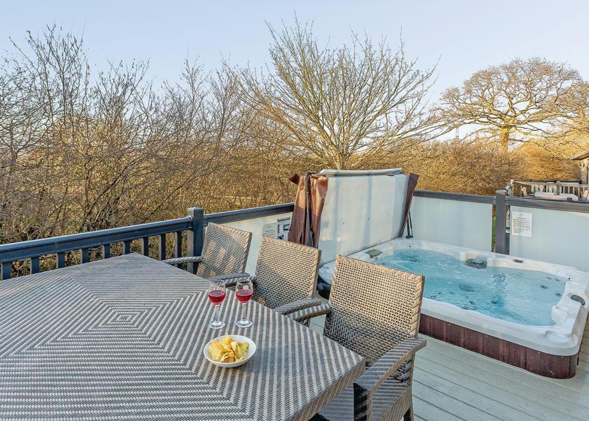 Hawkchurch Resort And Spa エクステリア 写真
